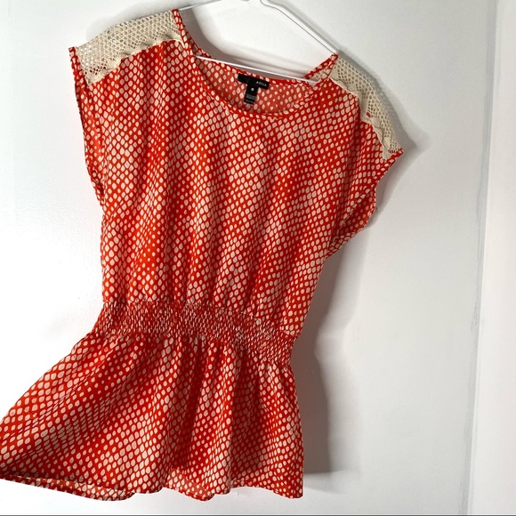 AQUA Red Beige Teardrop Crochet Shoulder Top - Picture 4 of 10